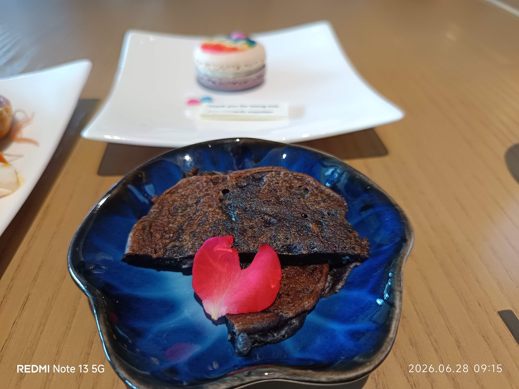 玫瑰花瓣黑巧克力煎餅歡迎甜點